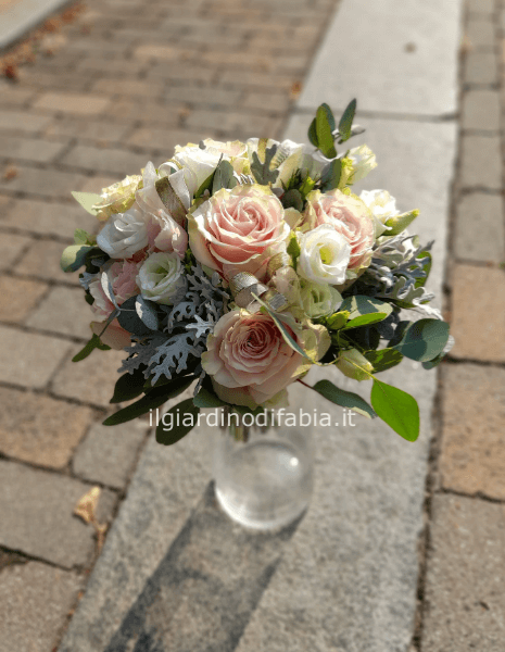 bouquet sui toni delicati per nozze d'oro