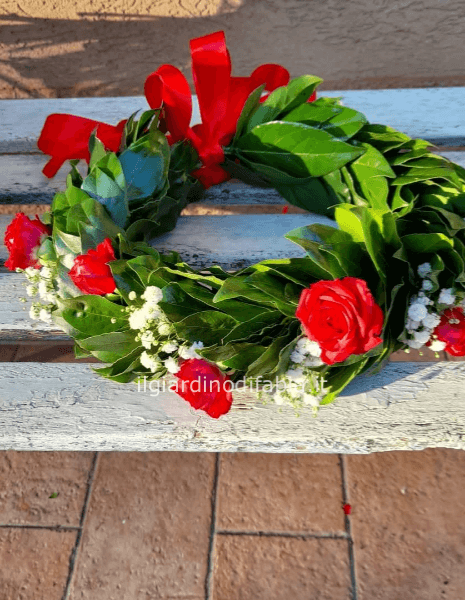 Coroncina d'alloro per laurea. Con roselline rosse e gipsophila e fiocco in raso rosso