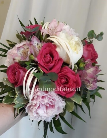 Bouquet di fiori freschi, peonie e rose colore rosa.