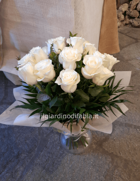 Bouquet di rose bianche con complementi verdi