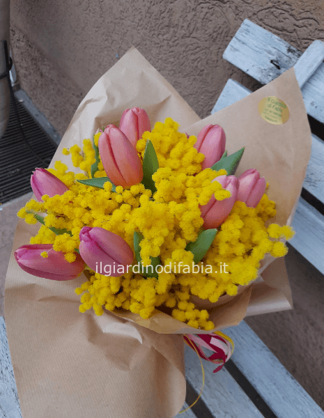 Bouquet di tulipani e mimosa