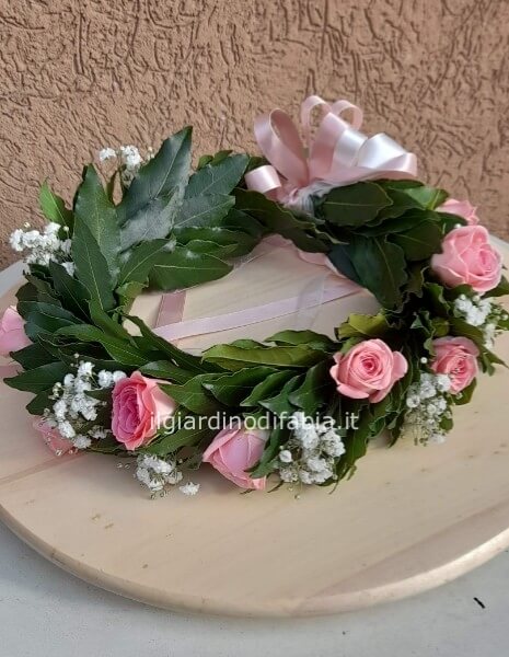 coroncina laurea con roselline rosa e gipsophila e nastro rosa