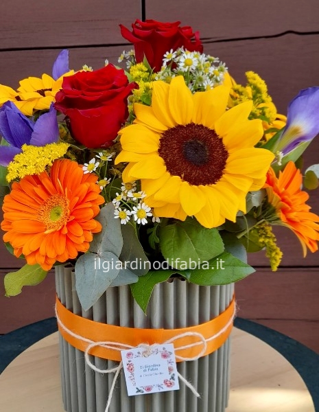 Flower box estate girasoli, rose rosse